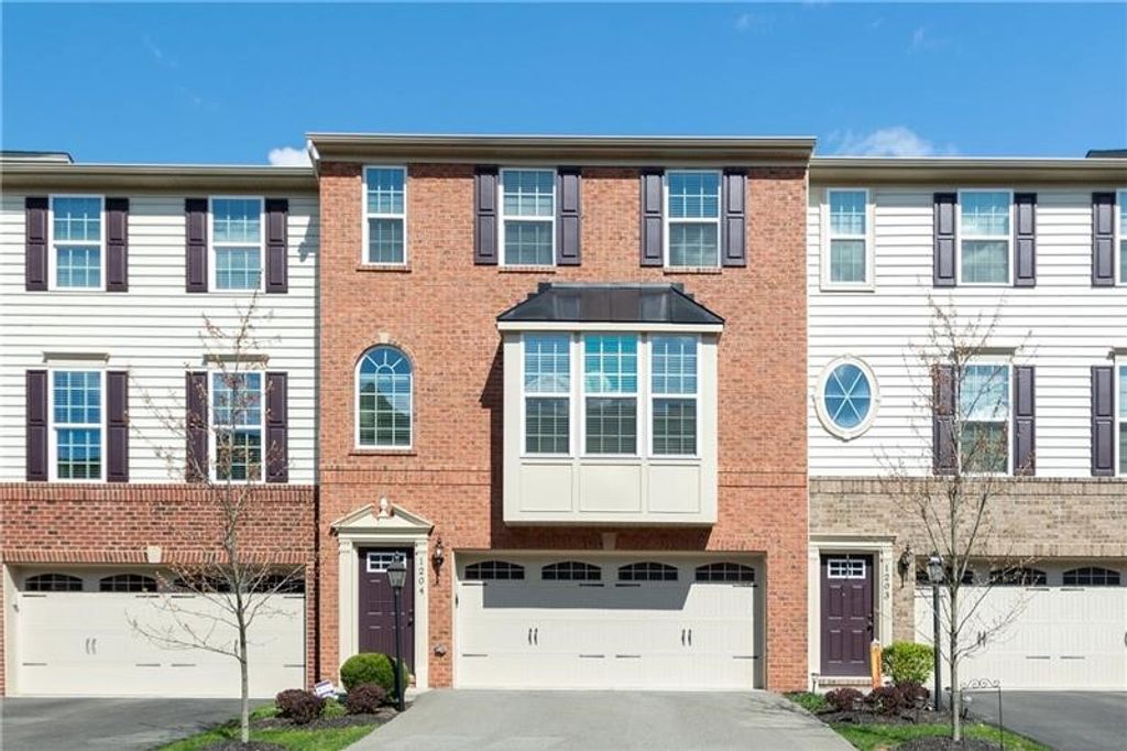 1204 Pointe View Dr, Adams Twp, PA 16046