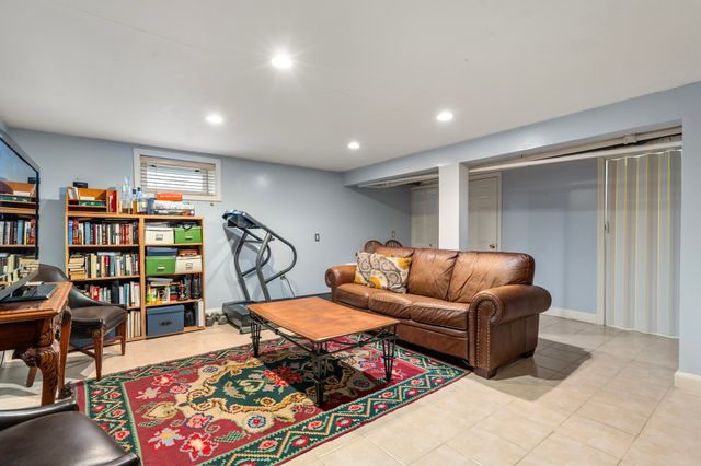 15 Loveland St 15, Brookline, MA 02445