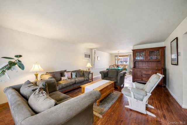 7 N Terrace Place, Valley Stream, NY 11580