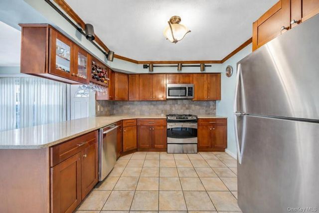 7 N Terrace Place, Valley Stream, NY 11580