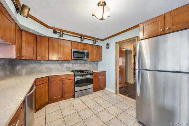 7 N Terrace Place, Valley Stream, NY 11580