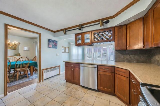 7 N Terrace Place, Valley Stream, NY 11580