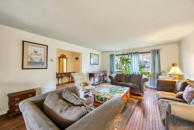 7 N Terrace Place, Valley Stream, NY 11580