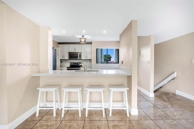 9937 NW 9th St Circle 1219, Miami, FL 33172