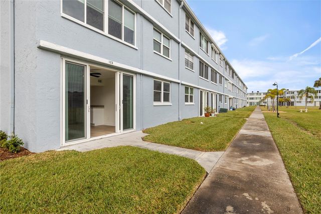 4715 BAY STREET NE 123, St Petersburg, FL 33703