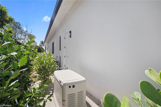 786 107th AVE N, Naples, FL 34108