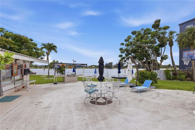 1040 Crystal Lake Dr 3, Deerfield Beach, FL 33064