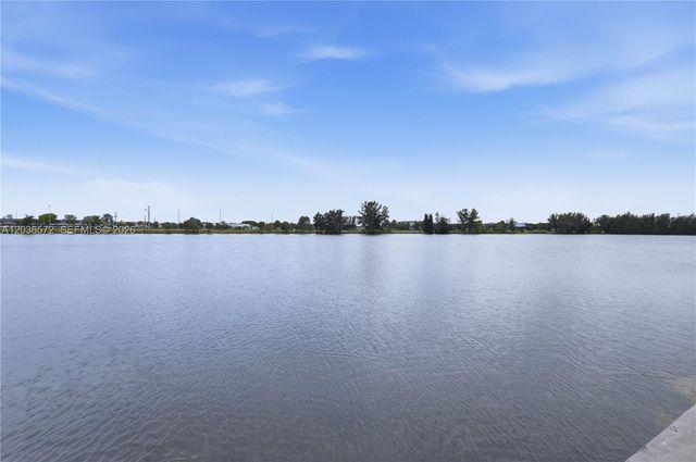 1040 Crystal Lake Dr 3, Deerfield Beach, FL 33064