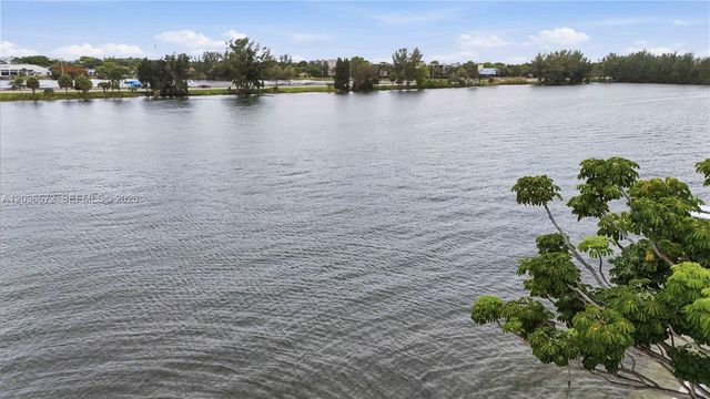 1040 Crystal Lake Dr 3, Deerfield Beach, FL 33064