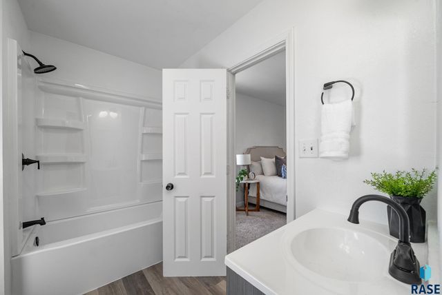 110 S West Ave Avenue, Sioux Falls, SD 57104