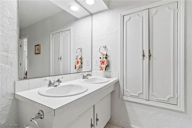 11 Meadowlawn Drive 1, Mentor, OH 44060