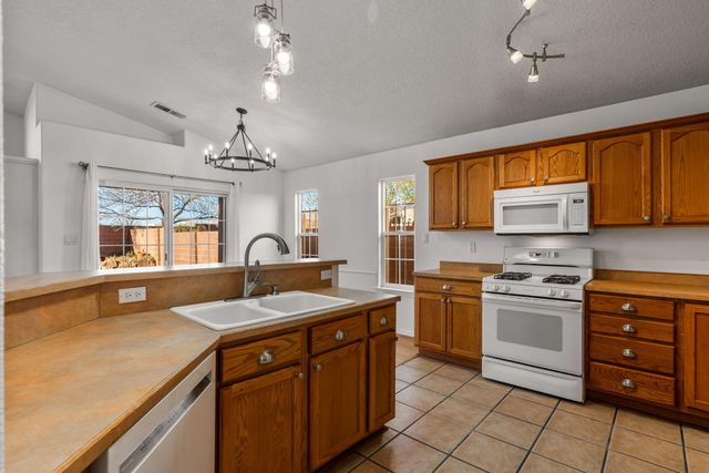 7243 Boxwood Avenue NE, Albuquerque, NM 87113