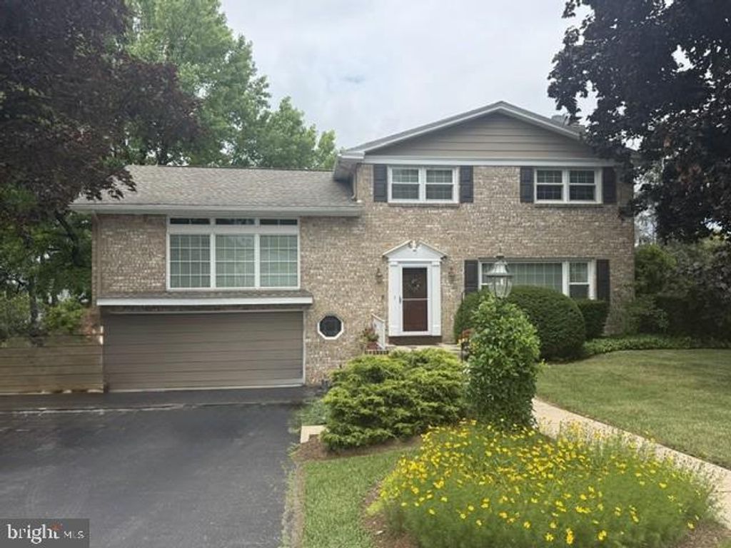 Image 1 of property listing at 2665 MILFORD LN, York, PA 17402