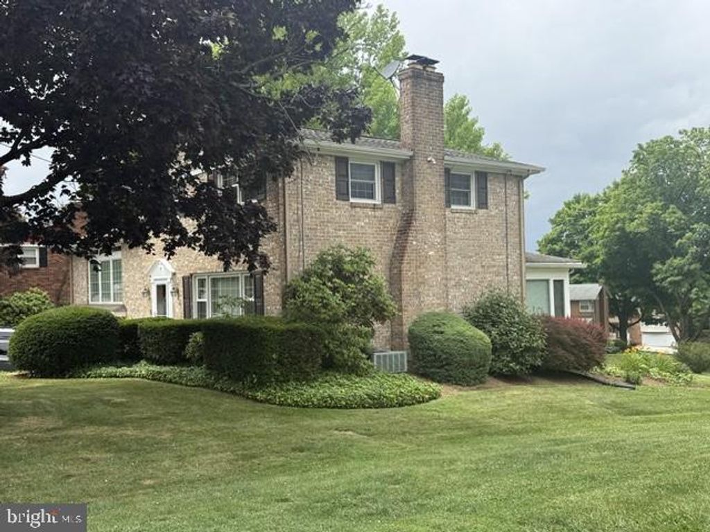 Image 2 of property listing at 2665 MILFORD LN, York, PA 17402