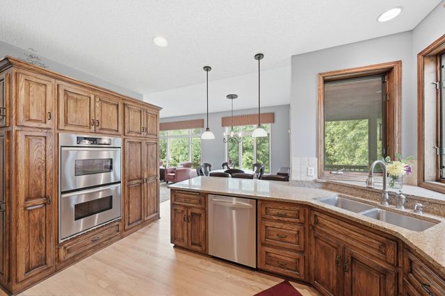 868 Bavaria Hills Terrace, Chaska, MN 55318