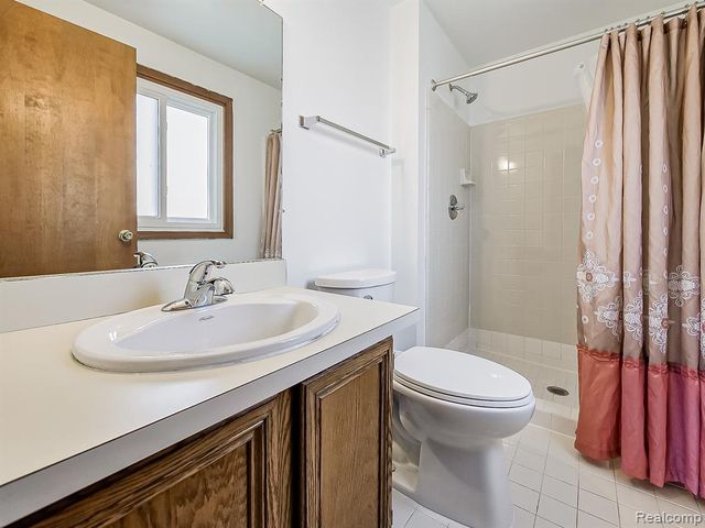 3550 Kirkton Drive, Sterling Heights, MI 48310