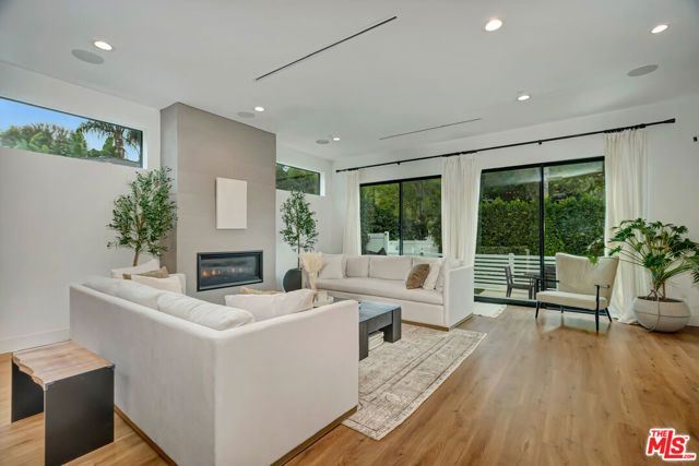 4203 Saugus Avenue, Los Angeles, CA 91403