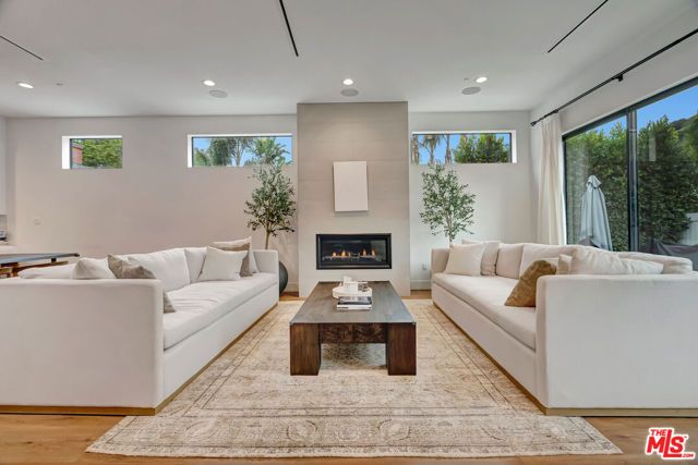 4203 Saugus Avenue, Los Angeles, CA 91403