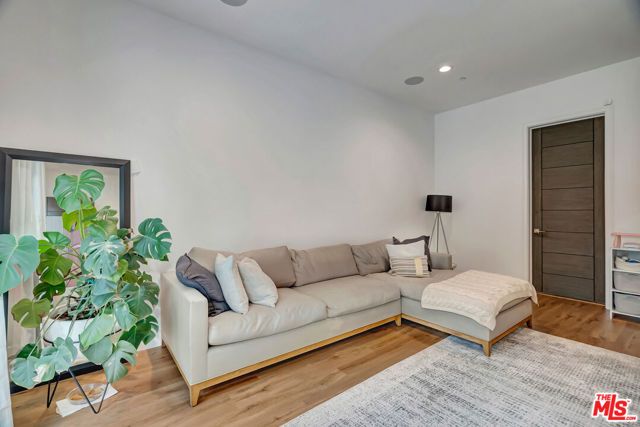 4203 Saugus Avenue, Los Angeles, CA 91403
