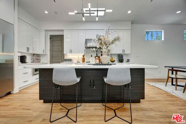 4203 Saugus Avenue, Los Angeles, CA 91403