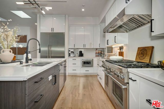 4203 Saugus Avenue, Los Angeles, CA 91403