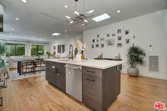 4203 Saugus Avenue, Los Angeles, CA 91403