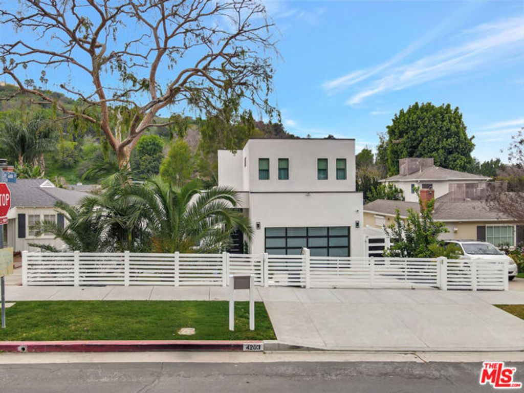 4203 Saugus Avenue, Los Angeles, CA 91403
