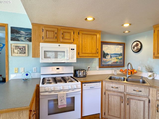 19921 WHALESHEAD Rd I 2, Brookings, OR 97415
