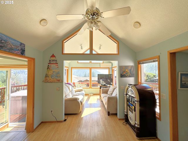 19921 WHALESHEAD Rd I 2, Brookings, OR 97415