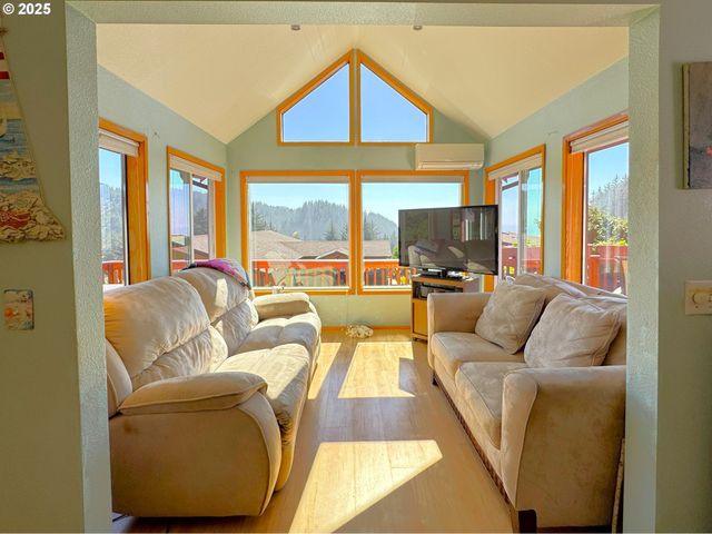 19921 WHALESHEAD Rd I 2, Brookings, OR 97415