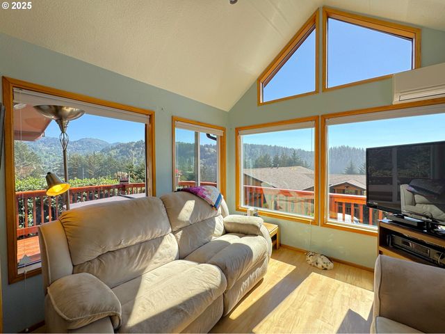 19921 WHALESHEAD Rd I 2, Brookings, OR 97415