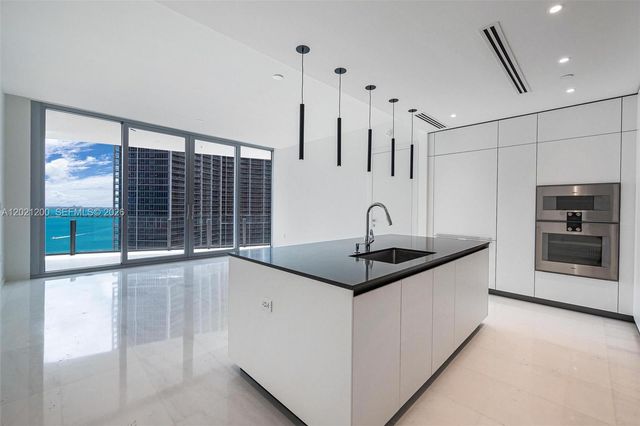300 Biscayne Boulevard Way 2906W, Miami, FL 33131