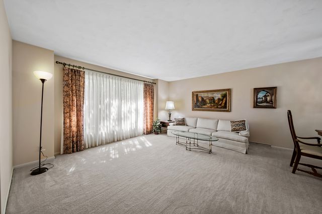 8104 Mason Hill Road, Woodstock, IL 60098