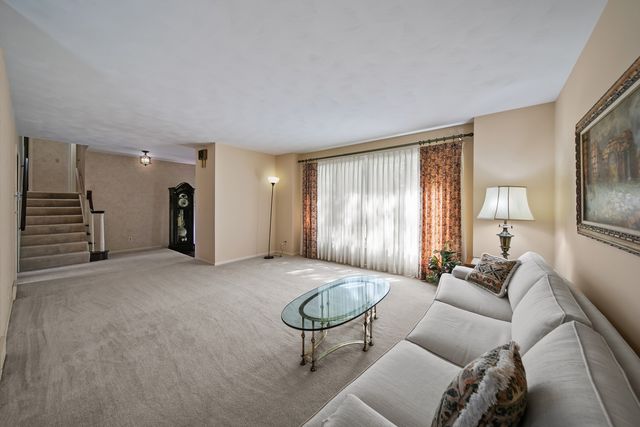 8104 Mason Hill Road, Woodstock, IL 60098
