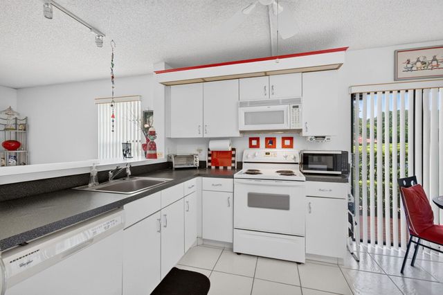 10247 N Circle Lake Drive 102, Boynton Beach, FL 33437