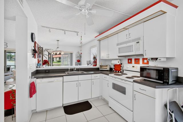 10247 N Circle Lake Drive 102, Boynton Beach, FL 33437
