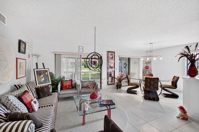 10247 N Circle Lake Drive 102, Boynton Beach, FL 33437