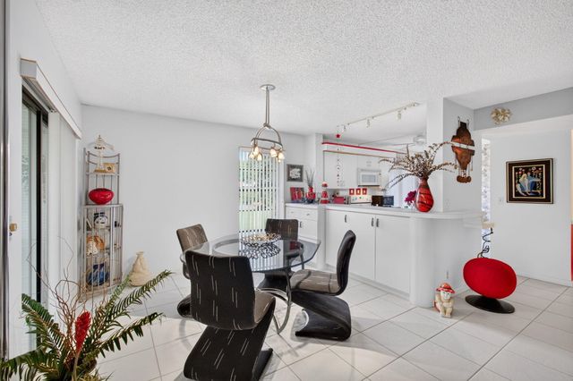10247 N Circle Lake Drive 102, Boynton Beach, FL 33437