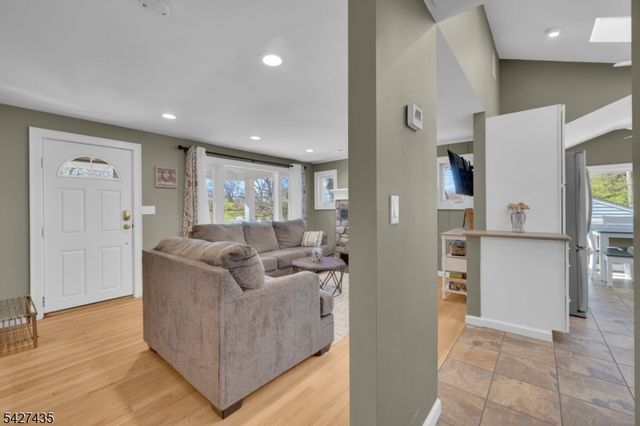 1 Pathfinder Trl, Jefferson Twp., NJ 07885