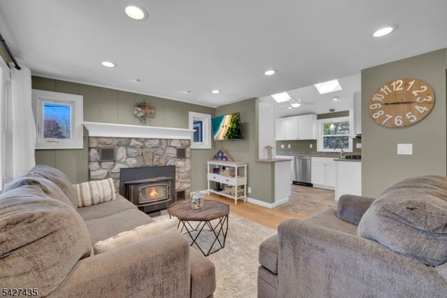 1 Pathfinder Trl, Jefferson Twp., NJ 07885