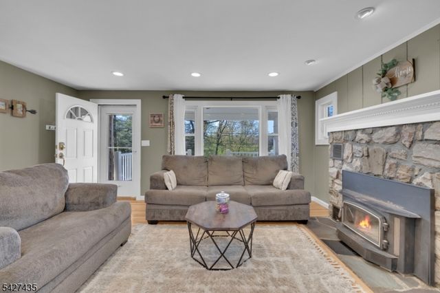 1 Pathfinder Trl, Jefferson Twp., NJ 07885
