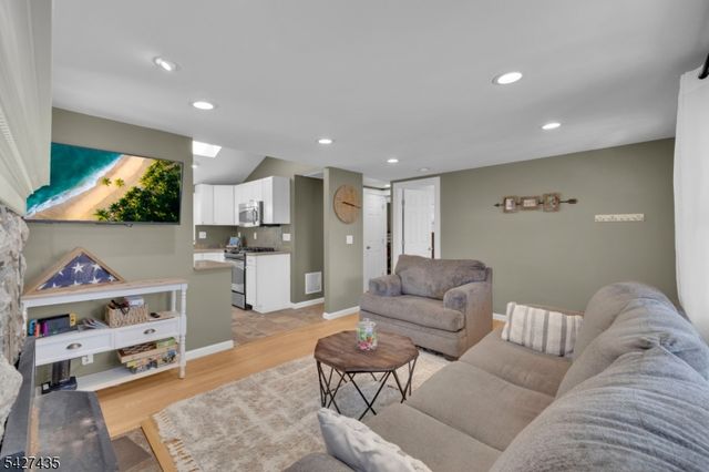 1 Pathfinder Trl, Jefferson Twp., NJ 07885