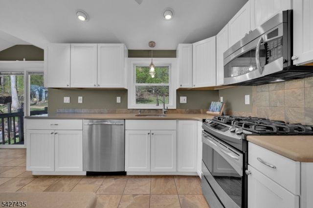 1 Pathfinder Trl, Jefferson Twp., NJ 07885