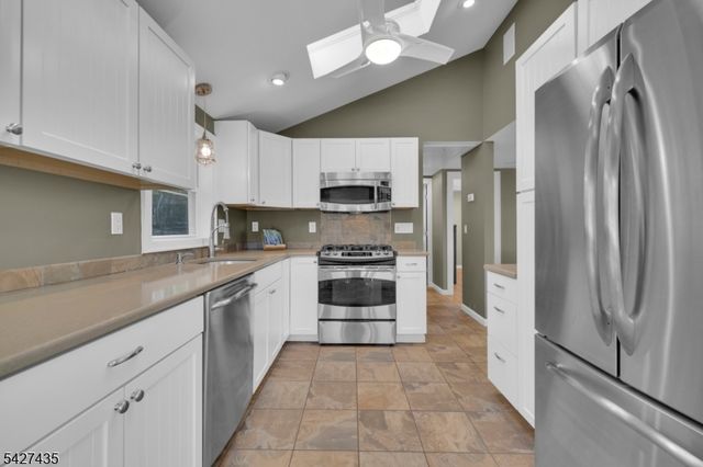1 Pathfinder Trl, Jefferson Twp., NJ 07885