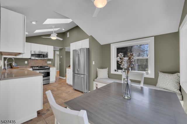 1 Pathfinder Trl, Jefferson Twp., NJ 07885