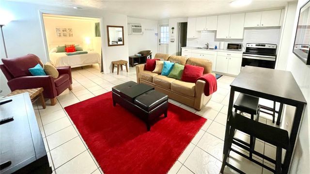 828 S TUTTLE AVENUE B, Sarasota, FL 34237