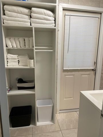 828 S TUTTLE AVENUE B, Sarasota, FL 34237