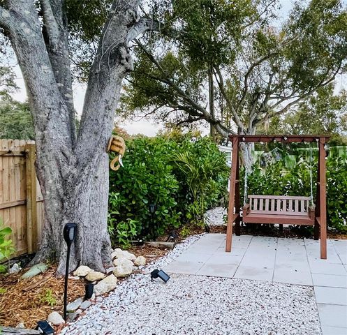 828 S TUTTLE AVENUE B, Sarasota, FL 34237