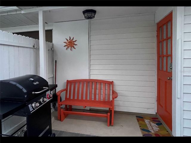 828 S TUTTLE AVENUE B, Sarasota, FL 34237