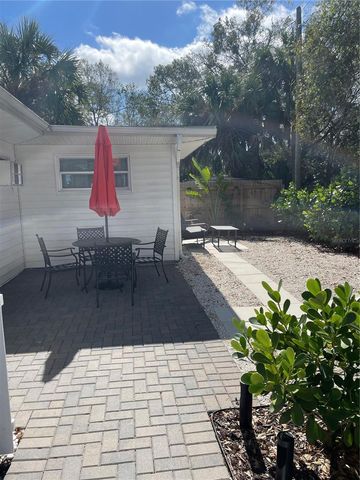 828 S TUTTLE AVENUE B, Sarasota, FL 34237